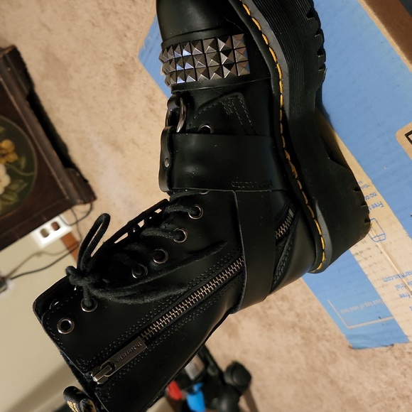 Dr. Martin's leather platform boots. Has hardware attached. Blk sz 5.5 - Picture 5 of 14